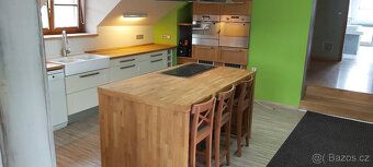 V patře byt 4+KK 180m2 + terasa 40m2 + balkon 8m2.Dole nebyt