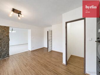 Nabízím k pronájmu prostorný byt o dispozici 3+1 a výměře 11