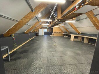 • Zastavěná plocha: 492 m² • Dvoupodlažní objekt • Podlahová