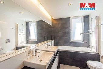 Nabízíme k prodeji nadstandardní velký byt 4+kk o užitné plo