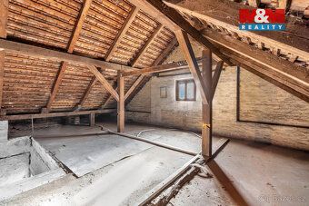 Nabízíme k prodeji samostatně stojící rodinný dům v klidné č