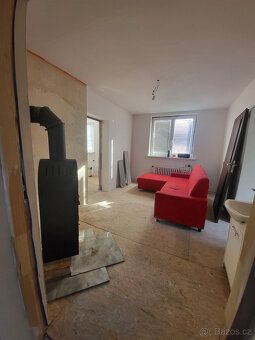 Dům má cca 120 m² a je vhodný pro rodinu, vícečlennou domácn