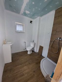 Dům má cca 120 m² a je vhodný pro rodinu, vícečlennou domácn