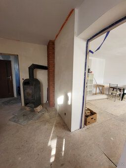 Dům má cca 120 m² a je vhodný pro rodinu, vícečlennou domácn