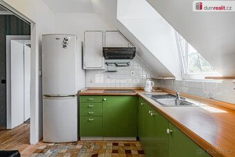 , Nabízíme k prodeji prostorný rodinný dům s bazénem o užitn