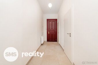 Nabízíme k pronájmu moderní byt o dispozici 3+kk a celkové p