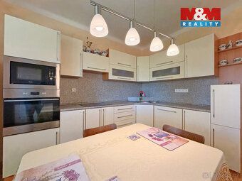 Nabízíme Vám k prodeji rodinný dům o dispozici 4+1 v klidné 