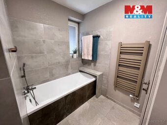 Nabízíme k prodeji prostorný rodinný dům 5+KK v klidné části
