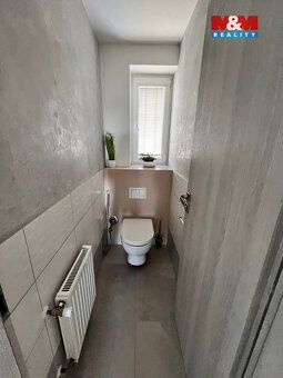 Nabízíme k prodeji prostorný rodinný dům 5+KK v klidné části