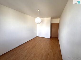 + zálohy na energie a služby 5.200,-Kč/měsíc, elektřina přev