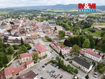Nabízíme k prodeji nájemní dům v centru Broumova na pozemku 