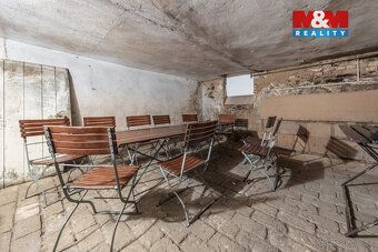 Nabízíme k prodeji prostorný řadový dům v klidné a vyhledáva