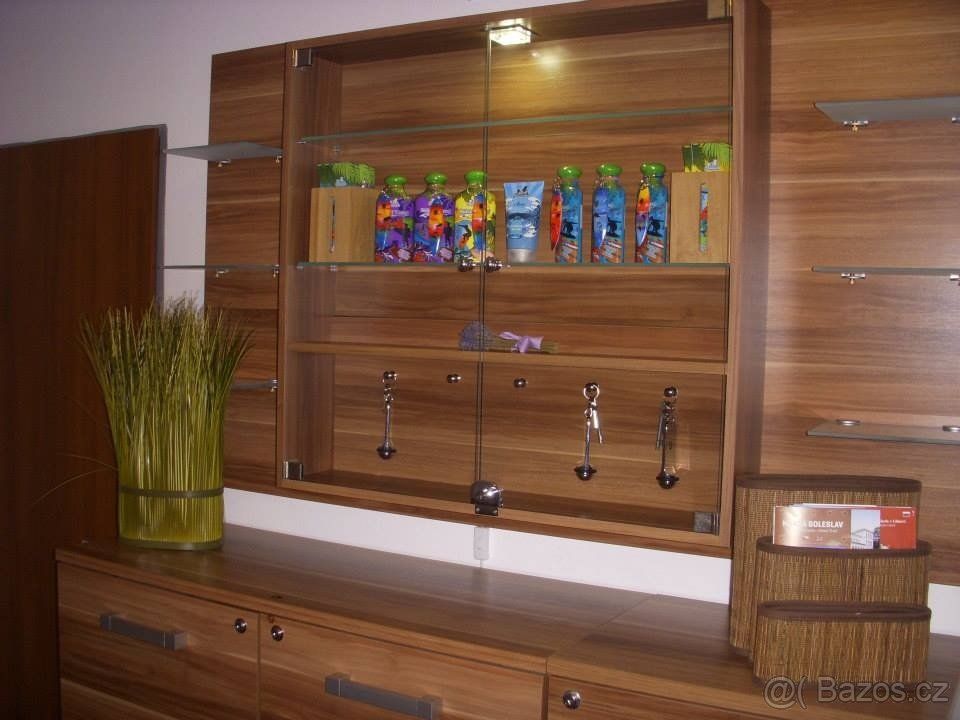 Pronájem provozovny (studia) s možností parkování v přízemí 