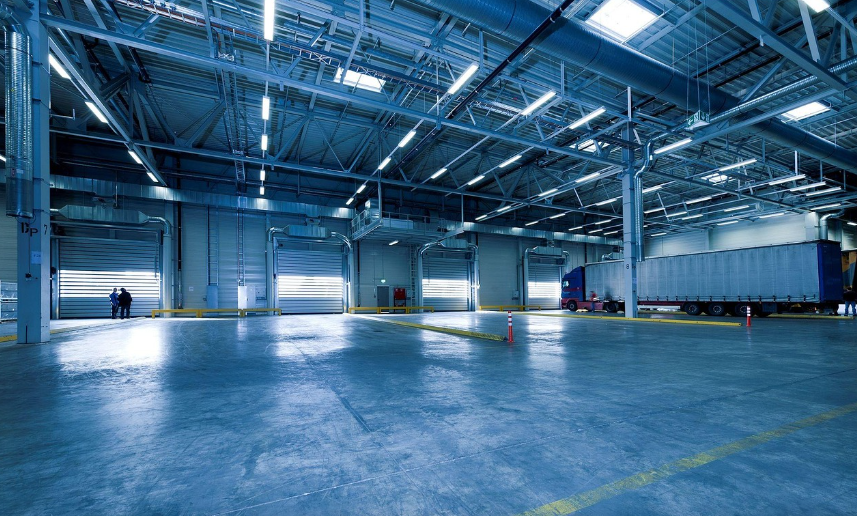 Prodám oplocený komerční pozemek 5000 m2, IS - elektrika, vo