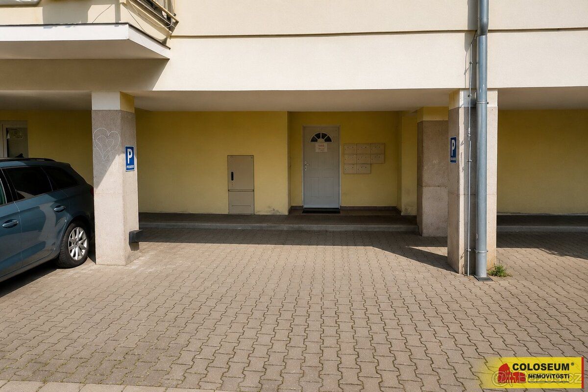 Ev.č. 5432BL012 Nabízíme k pronájmu dvě krytá parkovací stán