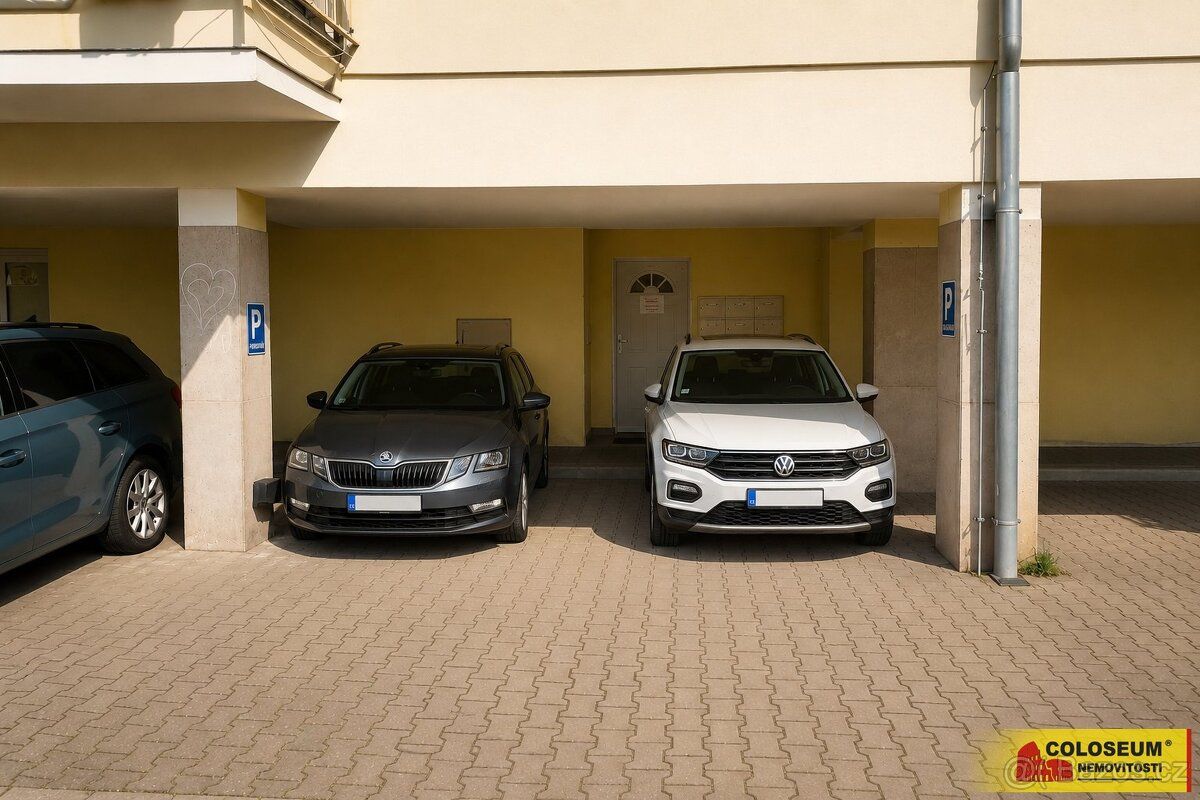 Ev.č. 5432BL012 Nabízíme k pronájmu dvě krytá parkovací stán