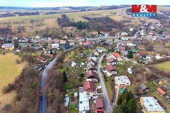 Nabízíme k prodeji prostorný rodinný dům v klidné části obce