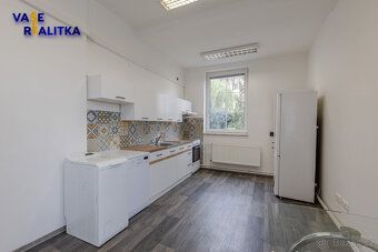 Nabízíme k prodeji cihlový bytový dům s komerčním prostorem 