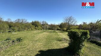 Exkluzivně prodáváme pozemek o výměře 1594 m² v klidné části