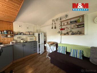 Prodej chaty s udržovanou zahradou o velikosti 479 m² v klid