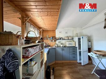 Prodej chaty s udržovanou zahradou o velikosti 479 m² v klid