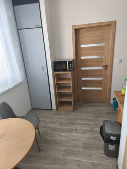 zvýšené přízemí v zatepleném panelovém domě (bez balkonu)+sk