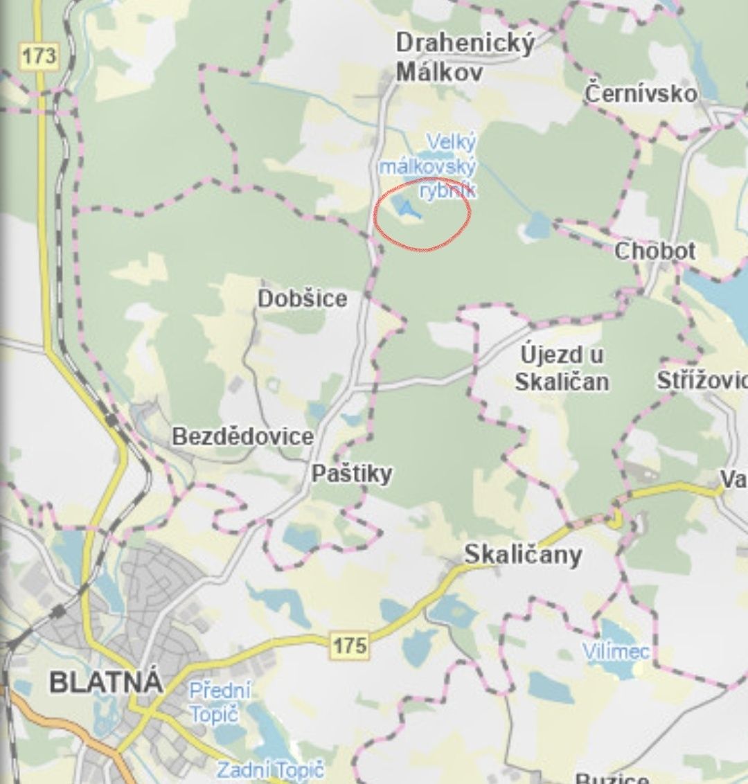 Louka se nachází uprostřed luk a lesů v blizkosti pohádkovéh