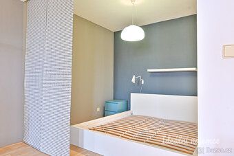 K dlouhodobému podnájmu nabízíme moderní a prosluněný byt 1+