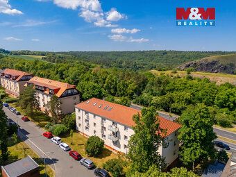 Nabízíme k prodeji světlý byt o dispozici 2+1 a užitné ploše