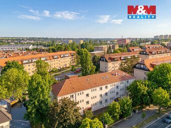 Nabízíme k prodeji světlý byt o dispozici 2+1 a užitné ploše