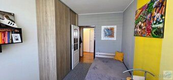 Nabízíme k pronájmu prostorný panelový byt 3+1 s lodžií o vý