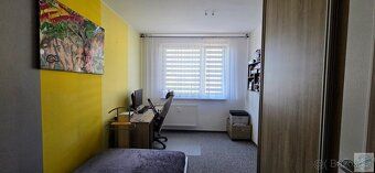 Nabízíme k pronájmu prostorný panelový byt 3+1 s lodžií o vý
