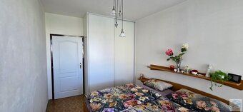 Nabízíme k pronájmu prostorný panelový byt 3+1 s lodžií o vý