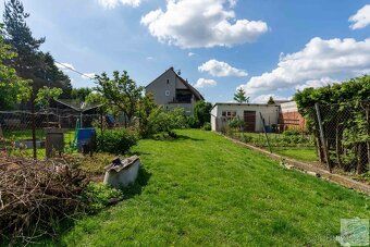 Stavební pozemek 384 m² s původním rodinným domem určeným k 