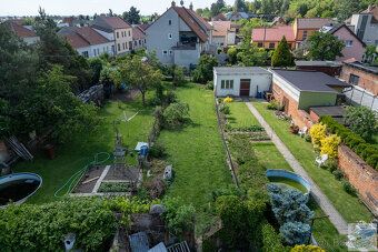 Stavební pozemek 384 m² s původním rodinným domem určeným k 