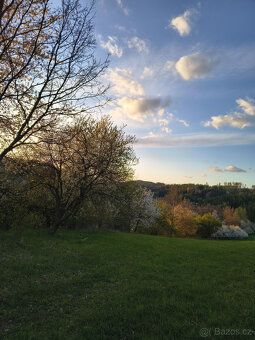 Prodáme louku orientovanou severním směrem s několika rovina