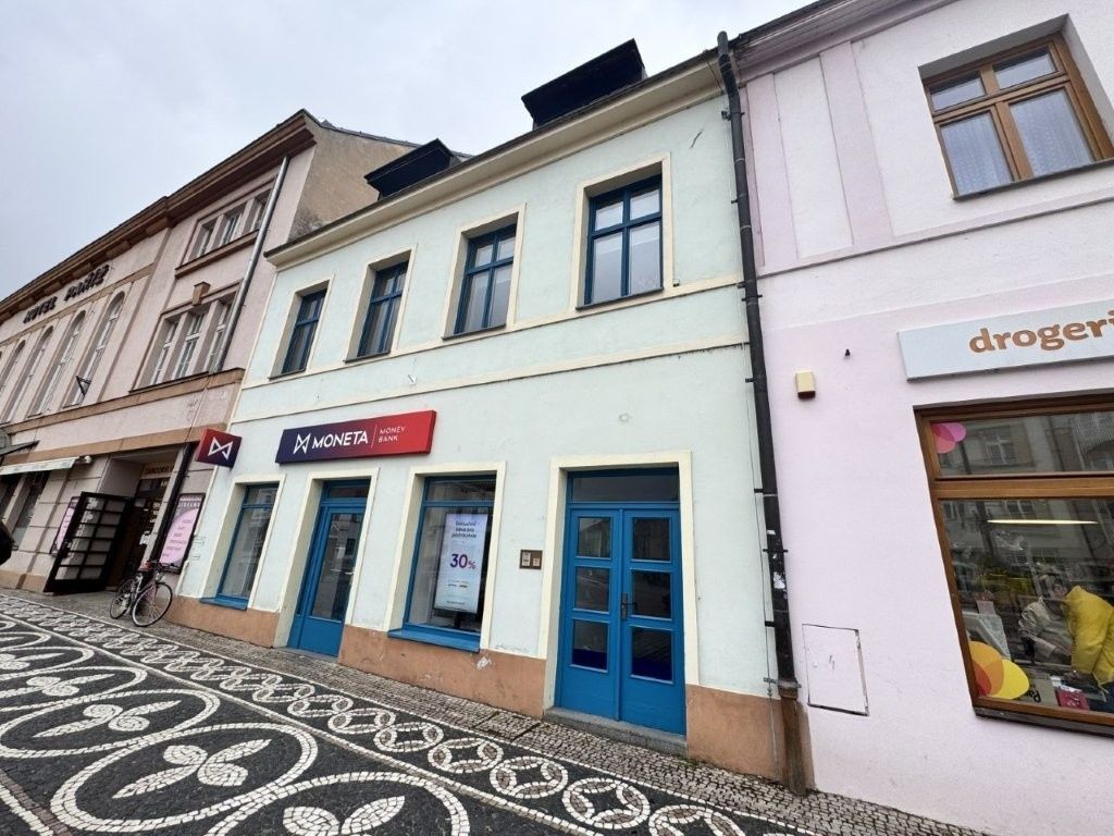 Nabízíme k pronájmu v centru Jičína na velmi frekventovaném 