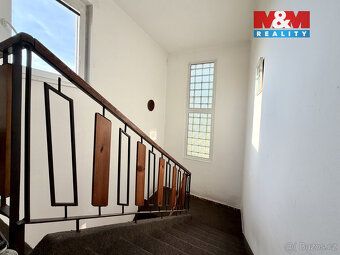 Nabízíme k dlouhodobému pronájmu prostorný byt 3+1 situovaný