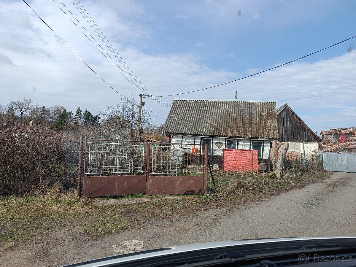 Na prodej pozemek s chatou v územním plánu veden k výstavbě.