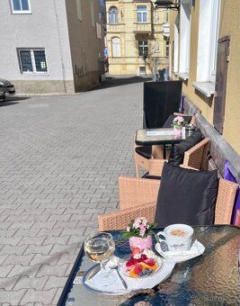 Zvažujeme přenechání za odstupné, vybavenou a zavedenou kavá