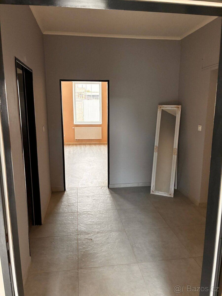 Pronájmu velký, klimatizovaný byt 2+kk. 16 000,- + 3000 ener