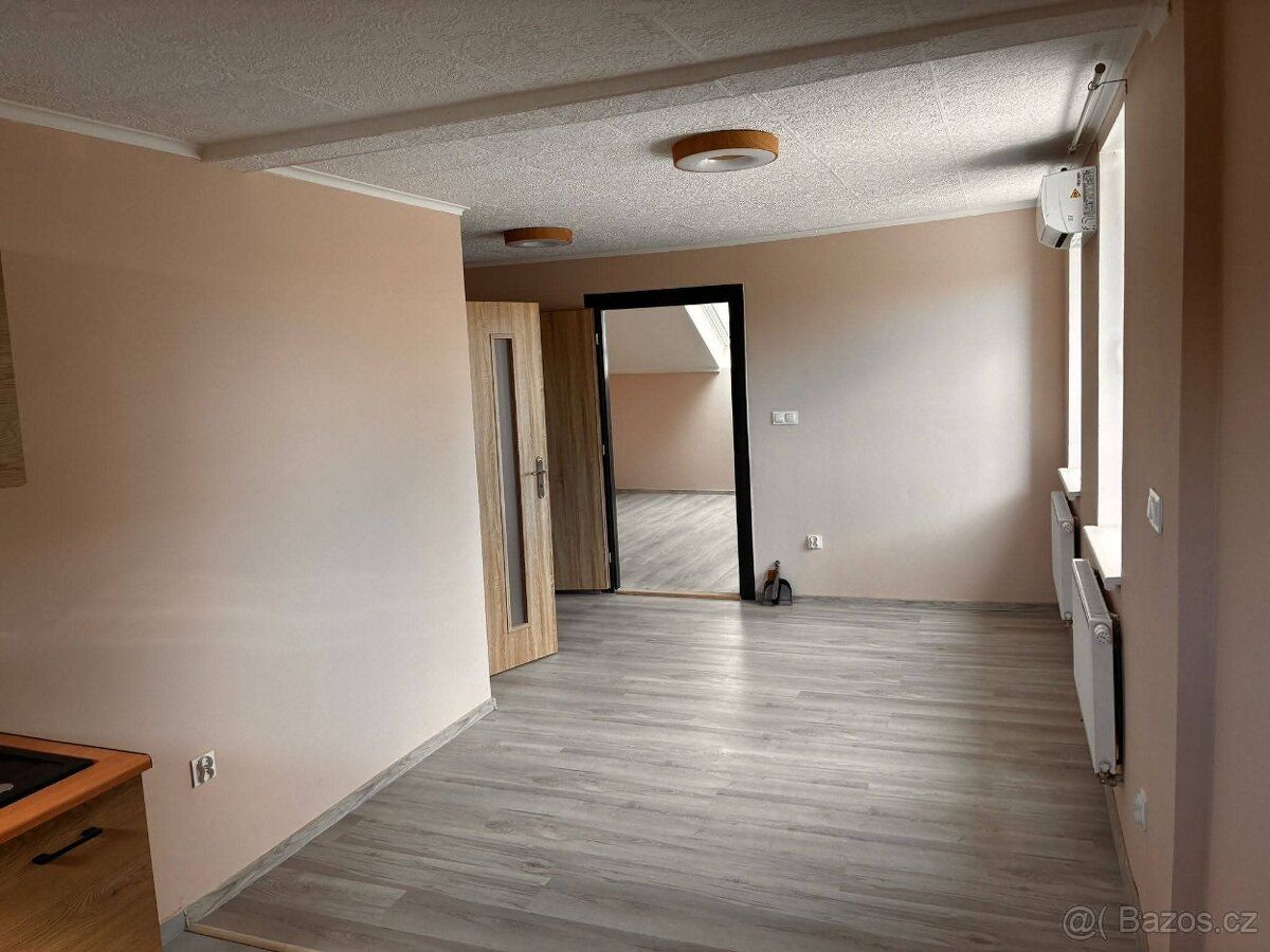 Pronájmu velký, klimatizovaný byt 2+kk. 16 000,- + 3000 ener