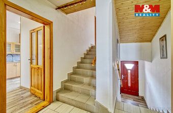 Nabízíme prostorný řadový rodinný dům, o velikosti 252m2, žá