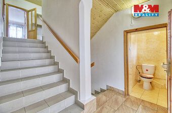 Nabízíme prostorný řadový rodinný dům, o velikosti 252m2, žá