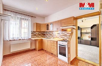 Nabízíme prostorný řadový rodinný dům, o velikosti 252m2, žá