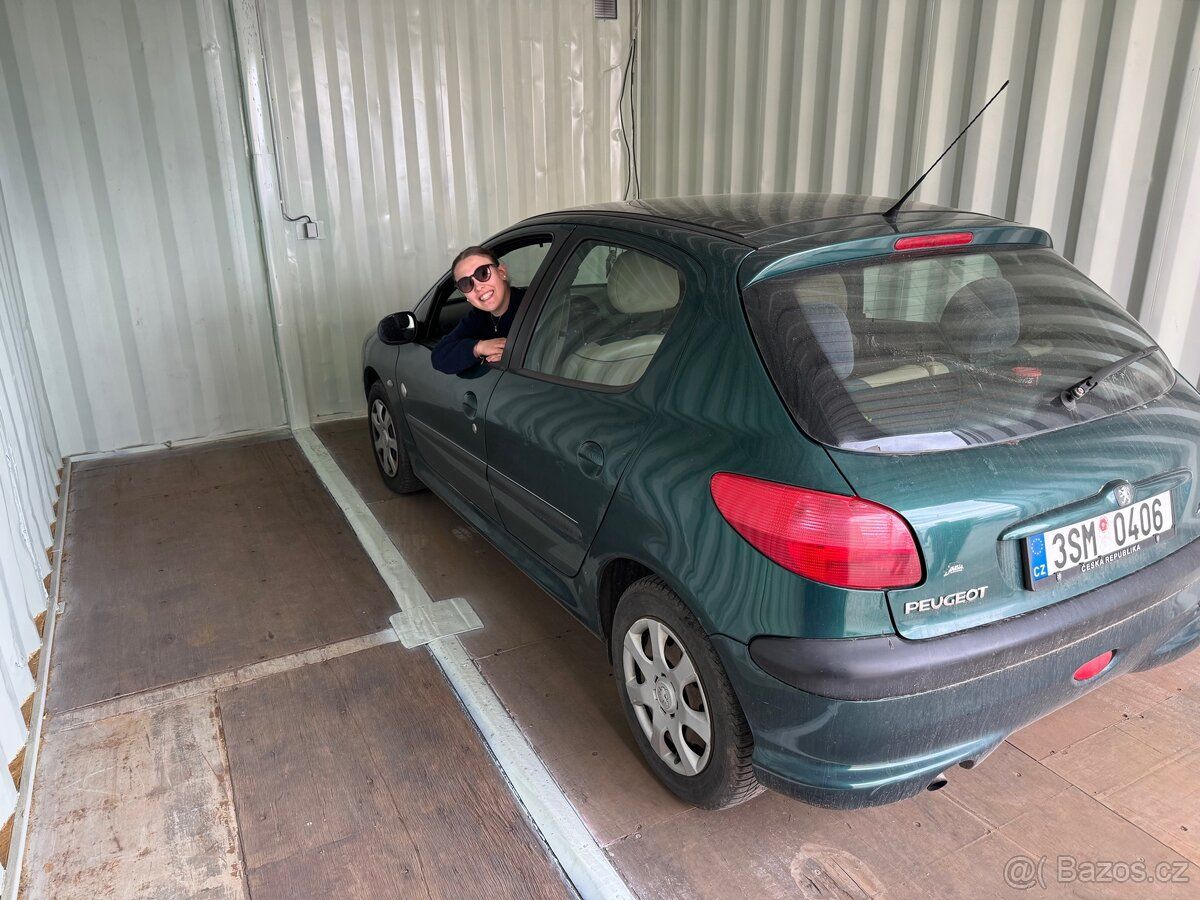 Pronajmu garáže v Luženske ulici . Napojení na elektriku , a