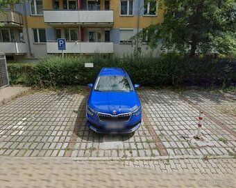 Nabízím k pronájmu parkovací místo o velikosti 13 m² v tiché