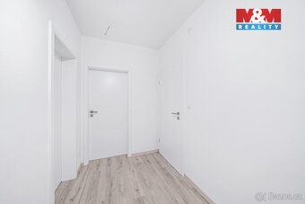 Nabízíme k pronájmu příjemný a slunný byt o dispozici 2+kk a
