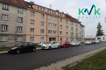Byt 2+0 se nachází ve zvýšeném přízemí cihlového domu v Karl