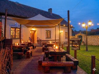 Prodej kompletně vybavené prosperující restaurace v centru o
